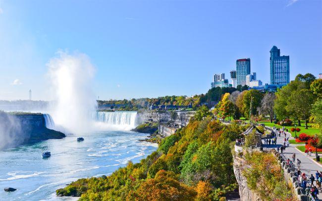 Vue sur la ville de Niagara Falls et ses chutes